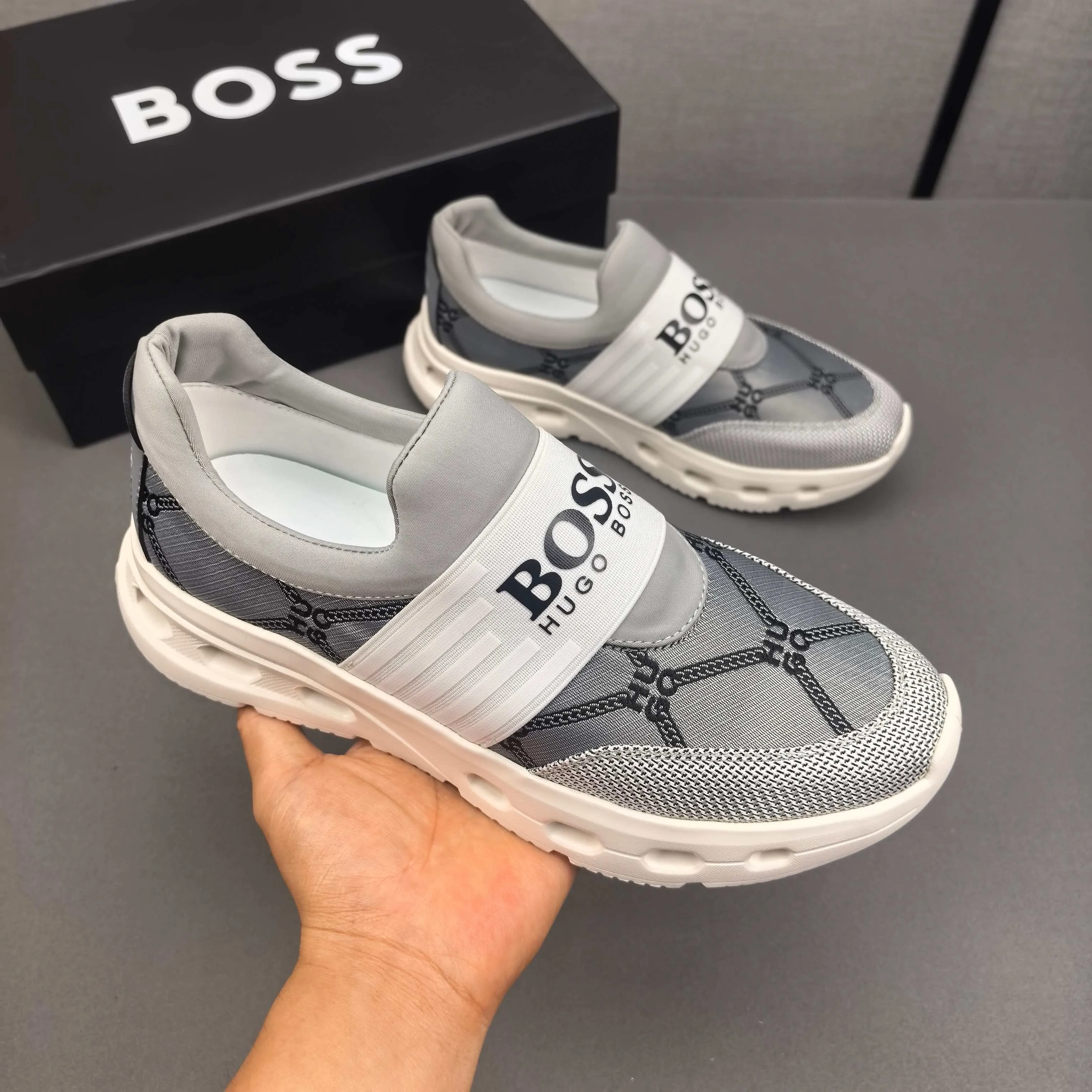 PP420❣️❣️❣️BOSS’s new 🆕low-top casual sneakers, made of breathable mesh, with brand signature details on the shoe collar to enhance style. Fashionable and versatile, it can complement any look. With a sophisticated design that is both dynamic and modern, this new must-have shoe adds a new dimension to Dior's legacy, displaying modern elegance. Men's shoes 38-44 45🉑️customized
